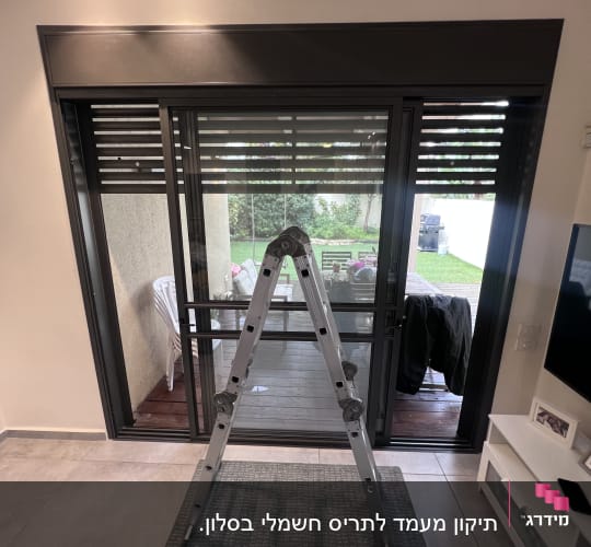 תריסים שחורים פתוחים למחצה על חלון זכוכית גדול